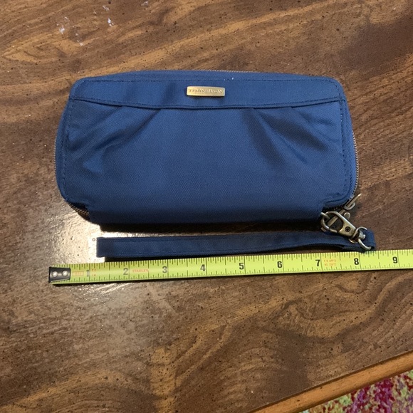 Travelon RFID Theft blocking Wallet - Picture 4 of 6